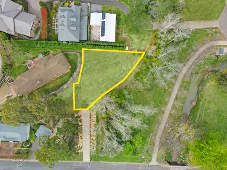 Build Your Dream Home in Old Bowral: 877 Sqm Block with Stunning Views