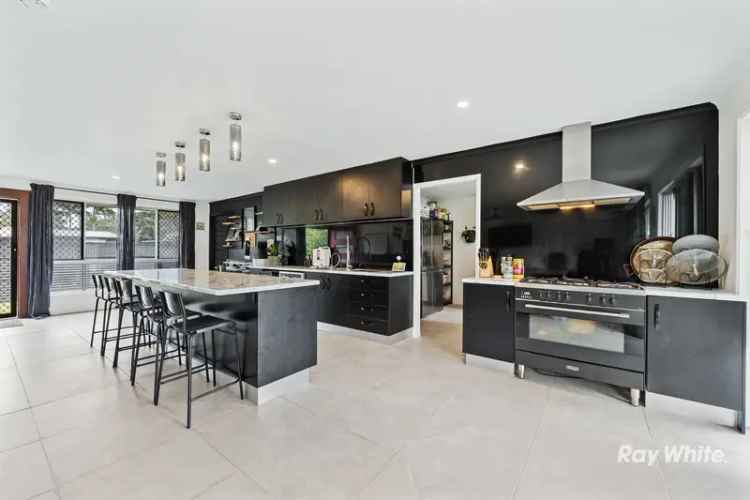 Alfresco Entertaining & Modern Interiors with Butlers Pantry on Flat 645m2 - Walk to JPC