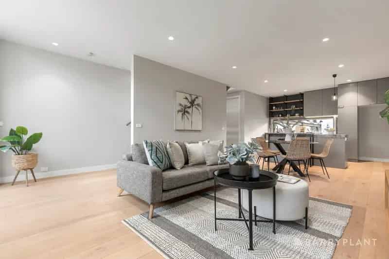 STYLISH TOWNHOUSE, MINUTES WALK TO THE BAY