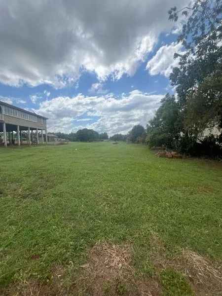 Buy residential land in sought-after location with amenities