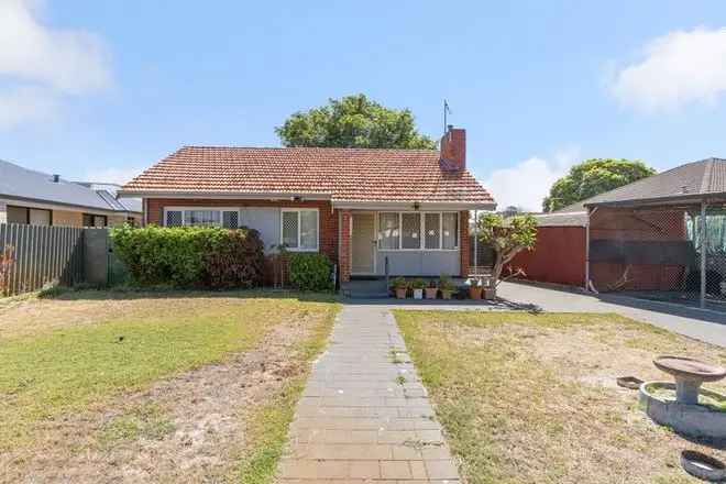 Family Home 3 bedrooms 794sqm Green Title Block Redcliffe