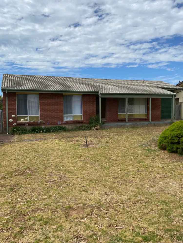 3 Bedroom Home in Popular Seaside Suburb