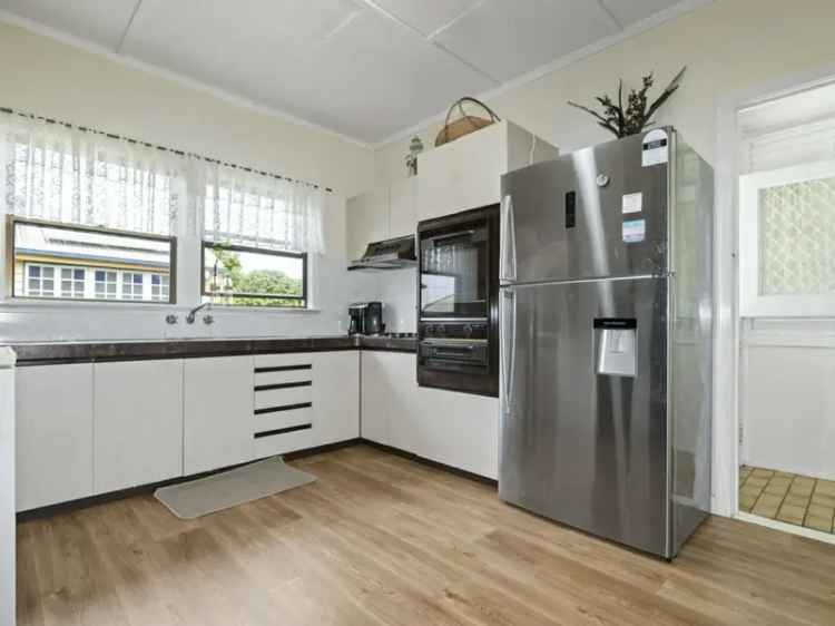 Spacious 3-Bedroom Queenslander in Svensson Heights