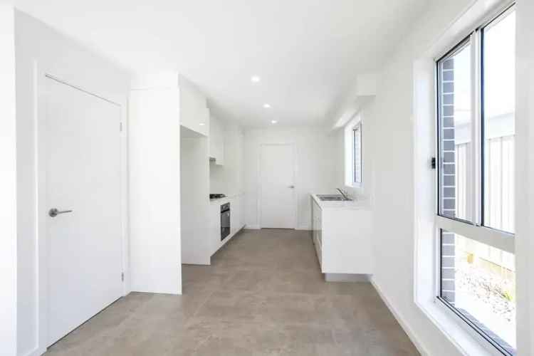 Prime Location - Modern 4 Bedroom Townhouse in Popular Shell Cove Estate