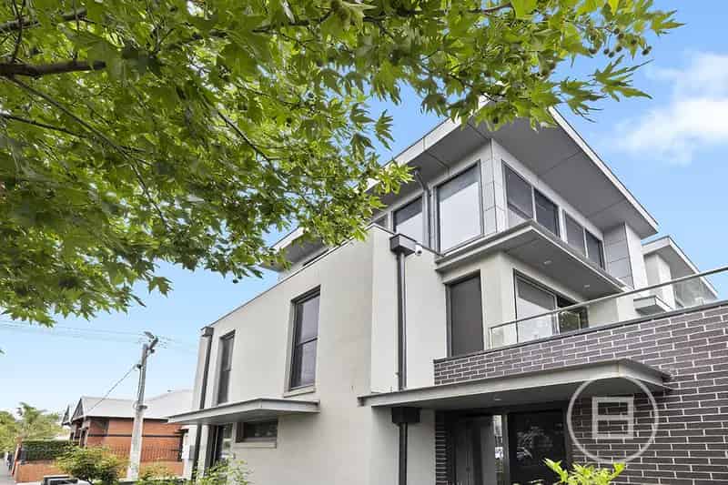 Buy luxury house in Richmond Hill with stunning city views