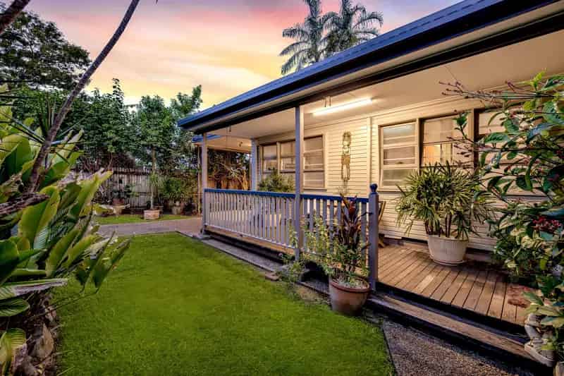 Charming Queenslander Retreat on 971m² in the Heart of Whitfield