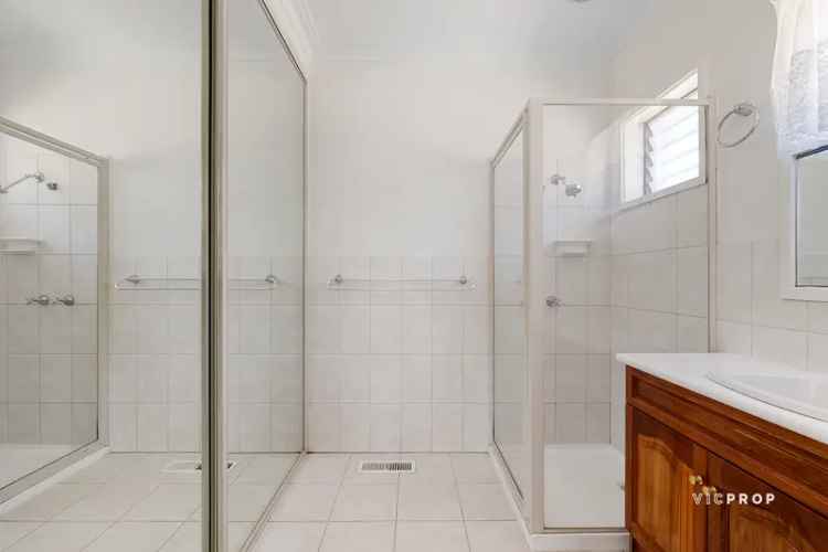 5 rooms house of 320 m² in Melbourne