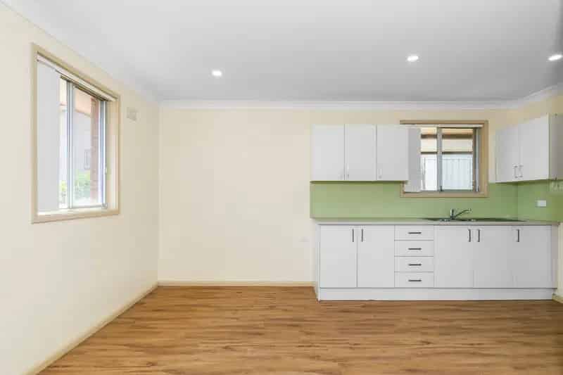 Lease House in Berowra Heights with Three Bedrooms and Air Conditioning