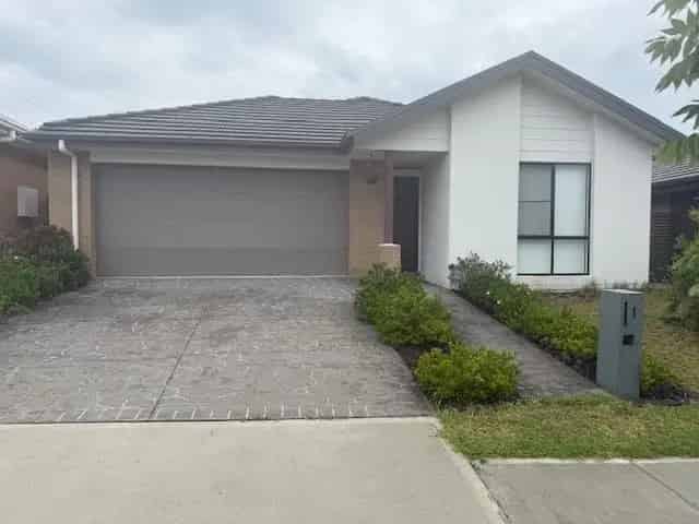 Lease 4 Bedroom House in Gledswood Hills with Alfresco Entertaining