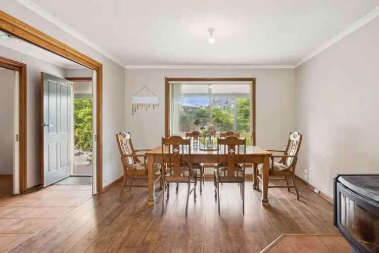 Buy large rural family home in Goulburn with spacious features