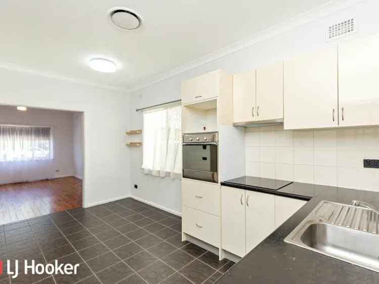 3 Bedroom Family Home South Tamworth Updated Kitchen Ducted AC