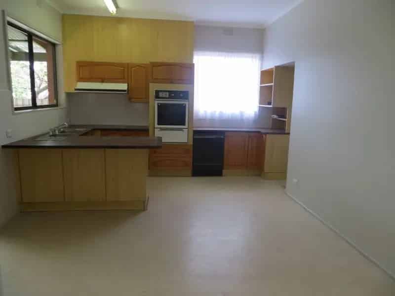 VERY SPACIOUS & WELL MAINTAINED HOME IN A CENTRAL LOCATION - 6 MONTH LEASE