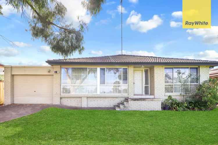 Family Home in St Marys CBD - 4 Beds, Modern Kitchen & Backyard