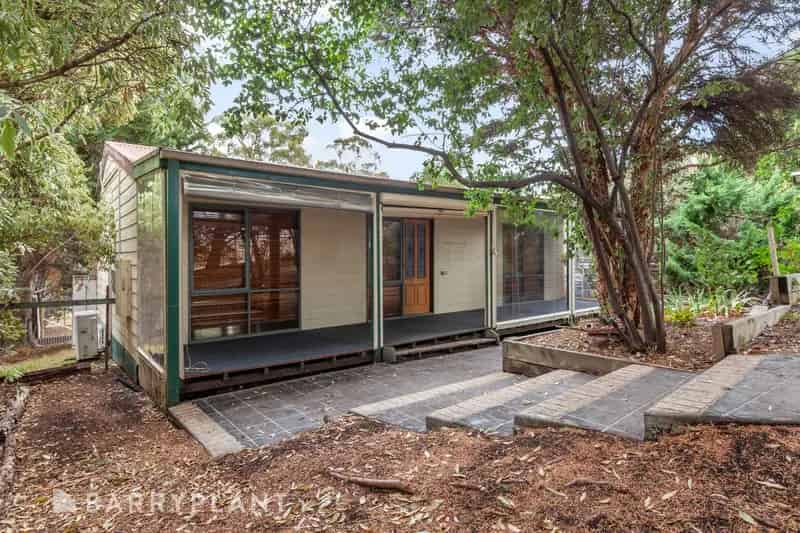 QUARTER ACRE, THREE BEDS AND A SHED!