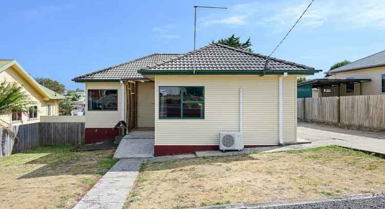 3-Bedroom Home Near Montello Primary School and Burnie Aquatic Centre