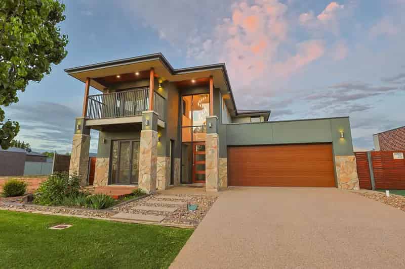 Refined Golf Course Living