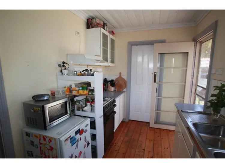 Walk to Work Walk to CBD Victorian Home 3 Beds Garage