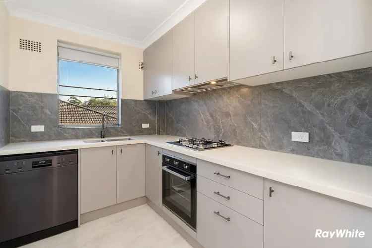 Newly Renovated 2.5 Bedroom Apartment near Eastwood Station