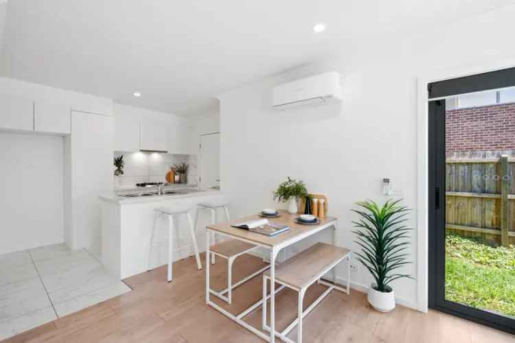 Boronia Townhouse - Modern 2 Bed 2 Bath Low Maintenance Home