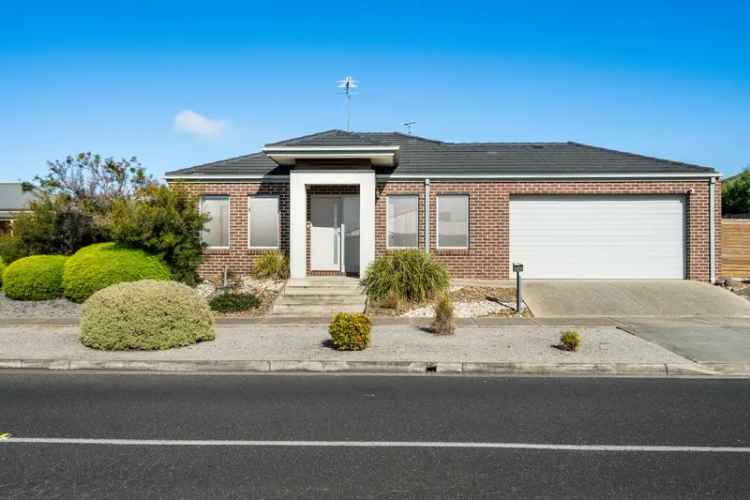 buy townhouse convenient living Waurn Ponds with spacious layout