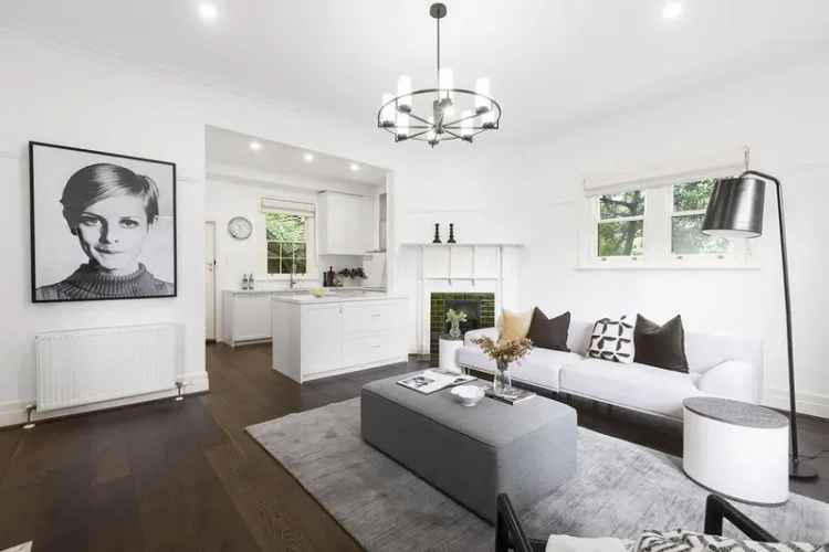 Spacious 2-Bedroom Apartment in St Kilda East - Ardoch Estate