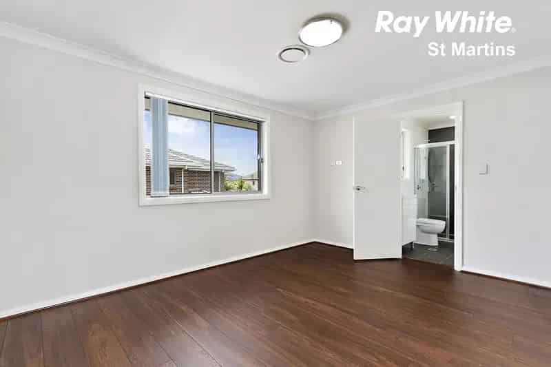 Brand New Stylish Street Facing Town Home - Short Walk to Quakers Hill Train Station