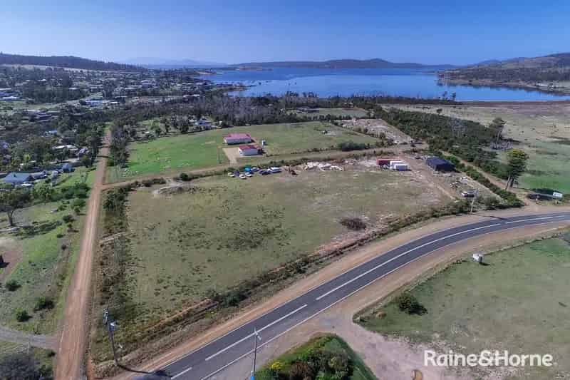Buy land in Dunalley with rural living features near water activities