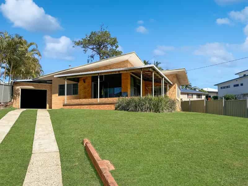 Lease Three Bedroom Home in Coffs Harbour with Modern Kitchen and Backyard
