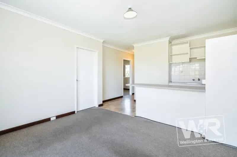 CORNER WATER VIEW CBD UNIT UP FOR GRABS