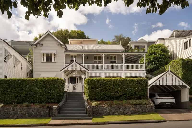 Scenic City and Mountain Views in this Renovated Queenslander Retreat