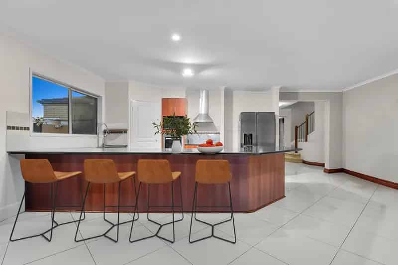 Luxury Living with Spectacular City Views in Murrumba Downs!