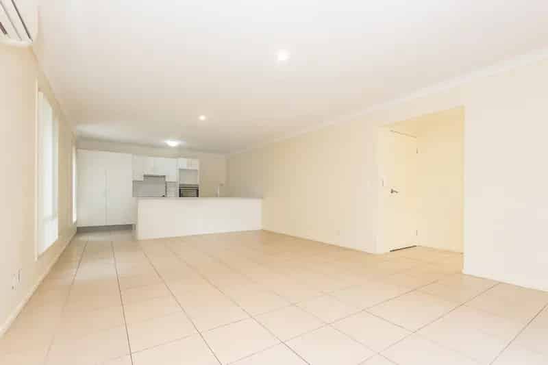 Large, Modern Family House in Redcliffe