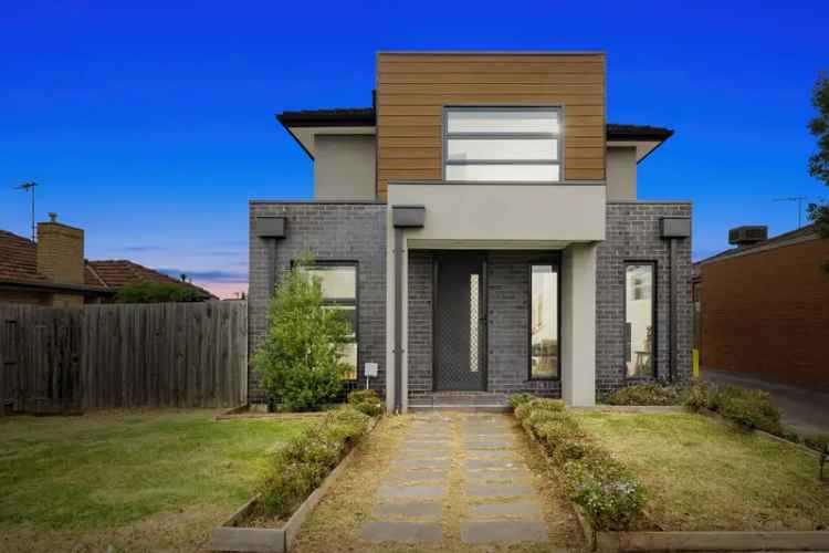 Modern Townhome near Thomastown Station Two Bedrooms Low Maintenance