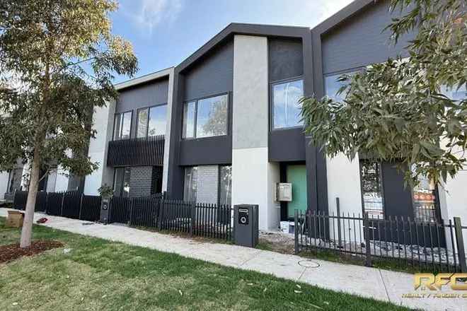 Modern Townhouse near CS Square and Rockbank Station