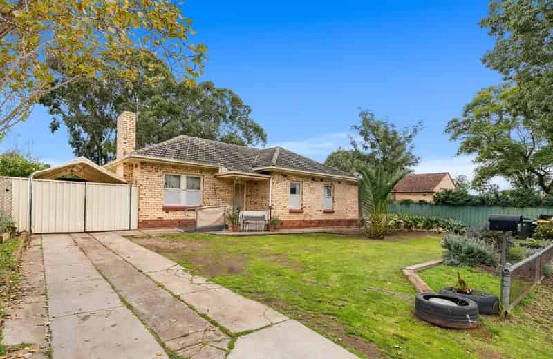FABULOUS 4 BEDROOM RESIDENCE ON LARGE 716m2 ALLOTMENT!!