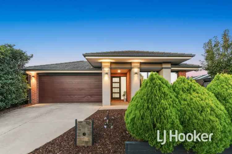 3 Bed 2 Bath Home in Park Edge Estate Cranbourne East