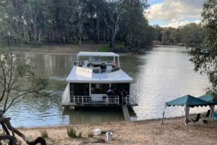 Luxury on the Murray Houseboats - 1P6045