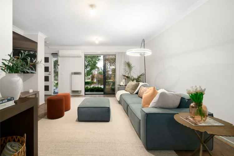 Trendy 3 bedroom townhouse facing beautiful Napoli Park