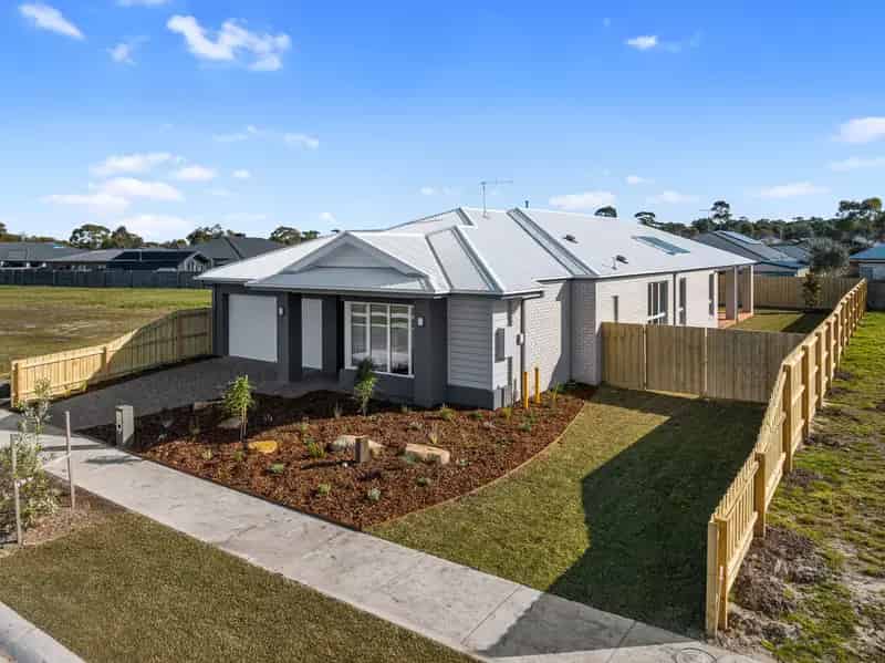 Elegant New Home at 13 Mountain Ash Close