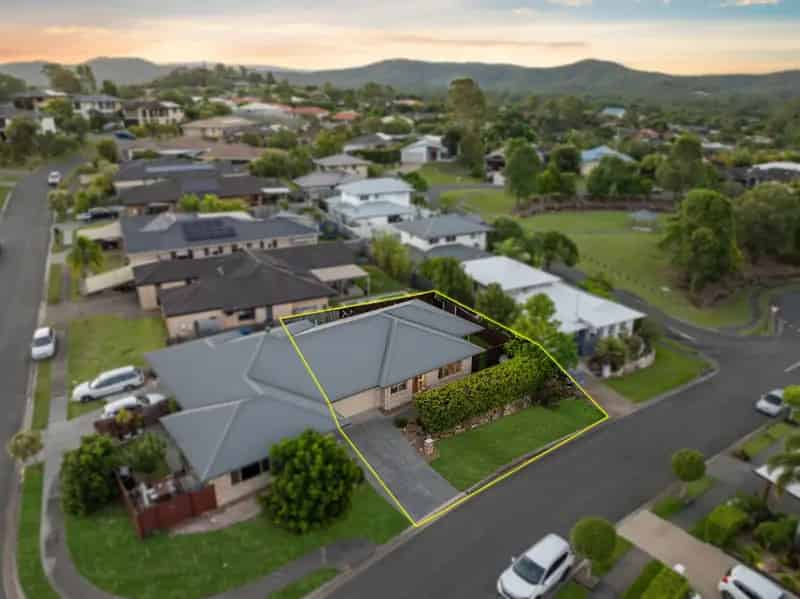 An exceptional duplex located in the sought-after Alexander Ridge estate in Nerang.