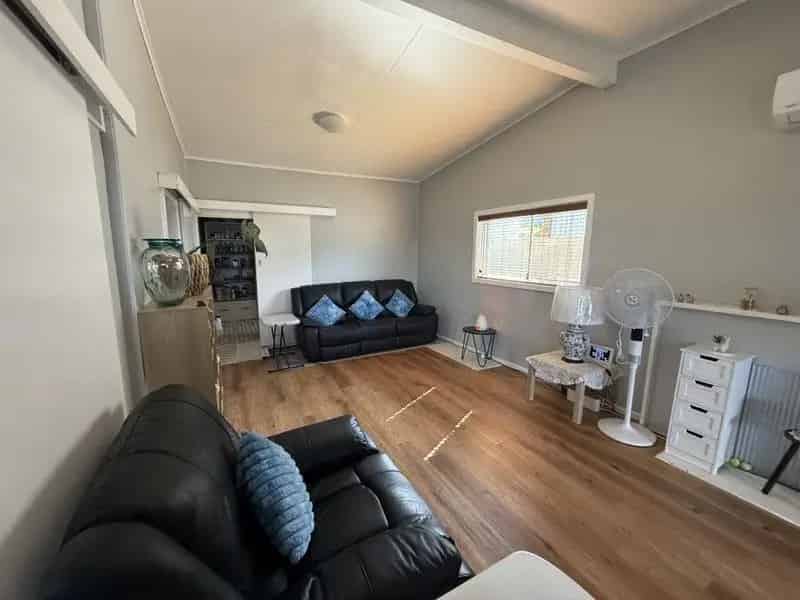Charming 2-Bedroom Home with Rear Lane Access - Perfect Investment!