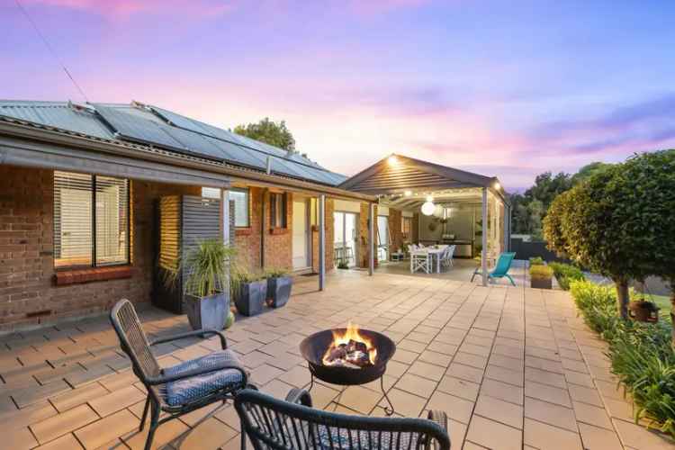 Auction buy house in Mount Barker with modern features and garden