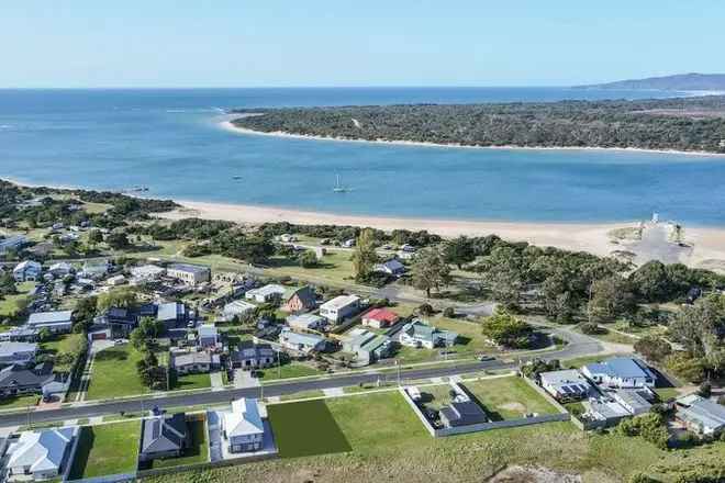 Beachfront Block 555m² near Jetty and Boat Ramp