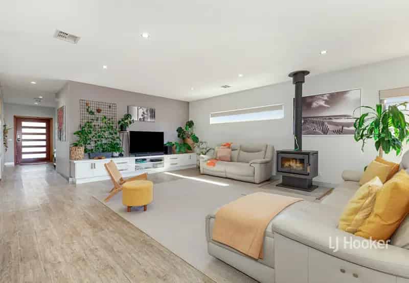 House For Sale , 6, Parkland Place, Broadford, Victoria