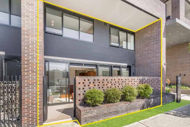 LARGE TWO LEVEL, GROUND FLOOR APARTMENT WITH COURTYARD AND. SECURE PARKING!