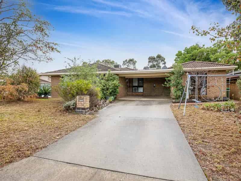 Central Albury Family Home with a STUDIO & POOL!!