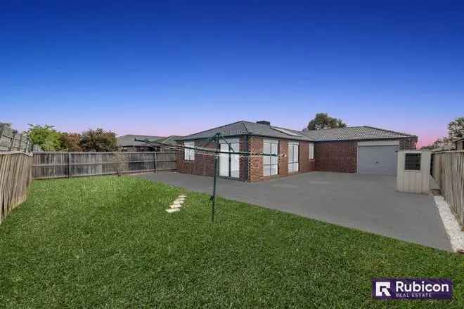 Stunning Tarneit Home Near Station Schools and Parks