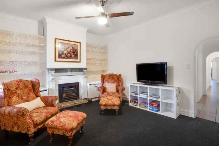 Blue Stone Heritage Cottage in Desirable CBD Locale!