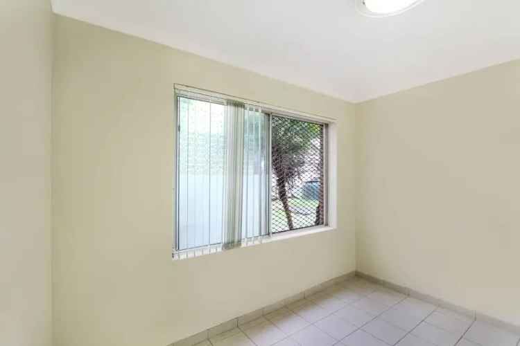 NEAT TWO BEDROOM UNIT IN CONVENIENT LOCATION