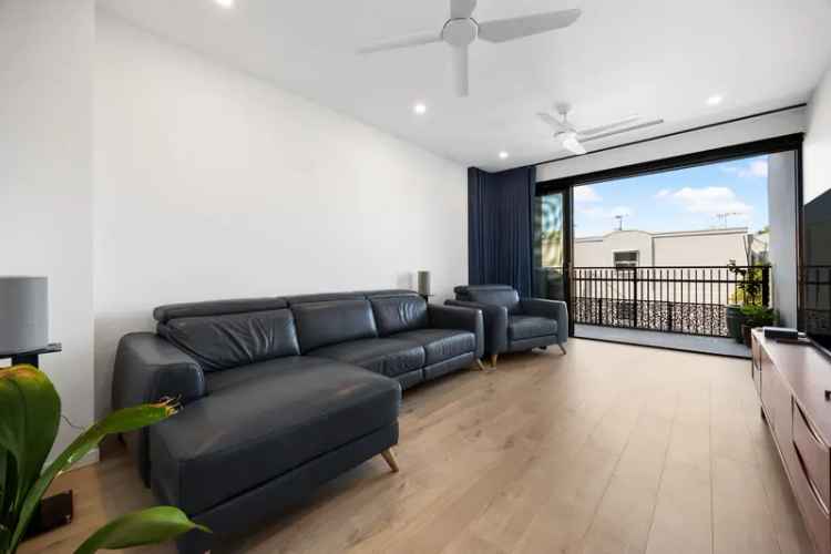 Stylish Three-Storey Townhouse Adelaide CBD